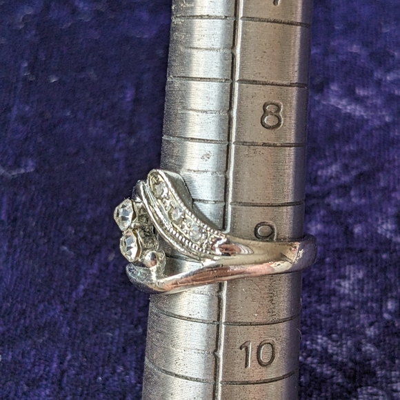 Size 9 Silver Color Ring With Rhinestones - Picture 4 of 5